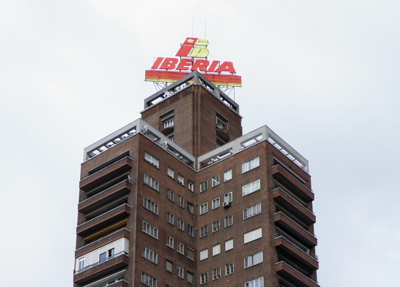 Edificio Iberia torre Avenida de America cartel de neon luminoso 1 1