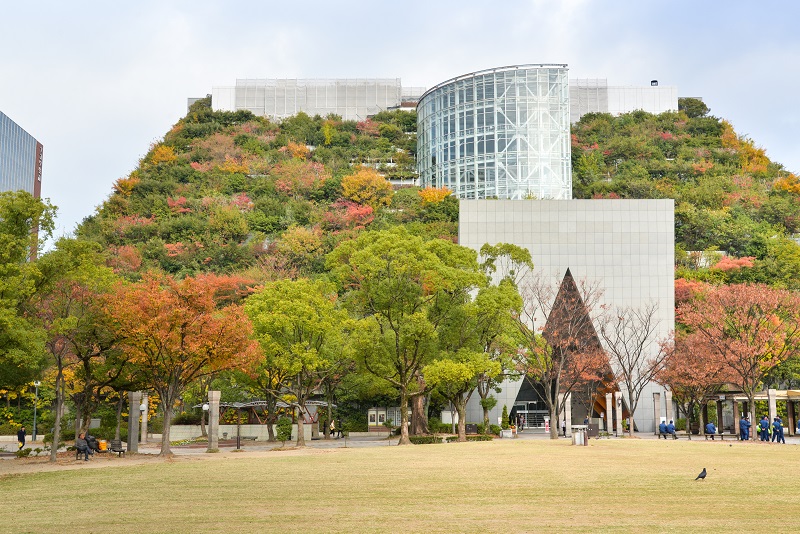Japon emilio ambasz cubierta vegetal edificio verde acros fukukoa international hall arquitectura sostenible