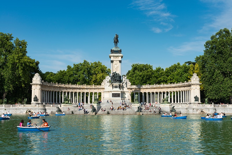 Monumento a Alfonso XII frente al estanque de El Retiro