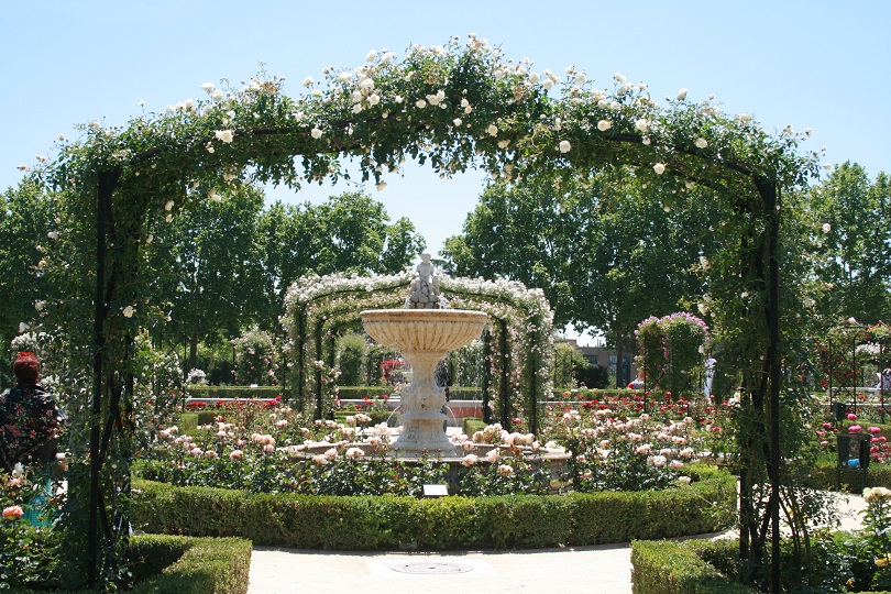 Fuente del amorcillo en la rosaleda del Retiro, contigua a los jardines de Cecilio Rodríguez
