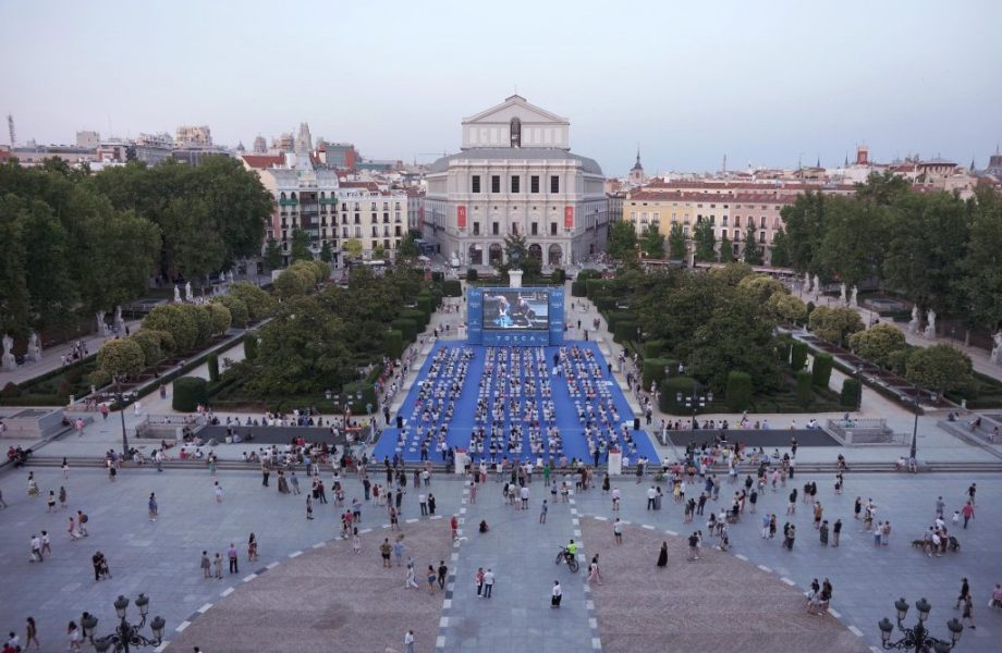 Retransmisión de la ópera Tosca en la Plaza de Oriente a cargo del Teatro Real.